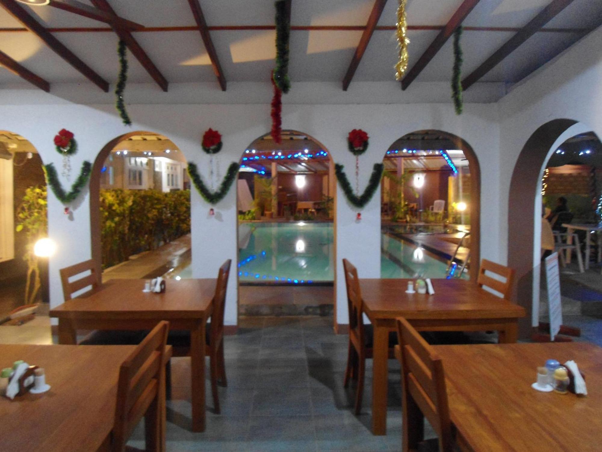 Ranveli Beach Hotel Dehiwala-Mount Lavinia Bagian luar foto
