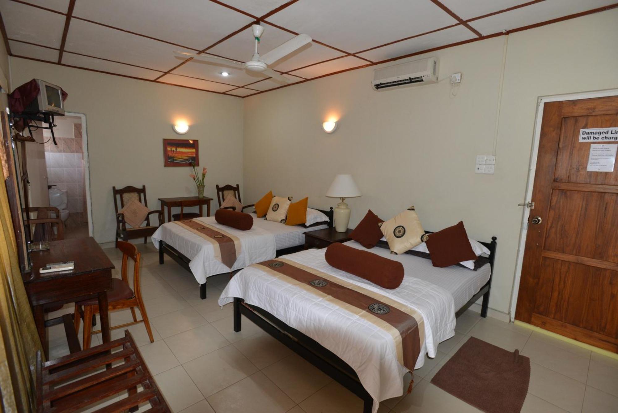 Ranveli Beach Hotel Dehiwala-Mount Lavinia Bagian luar foto