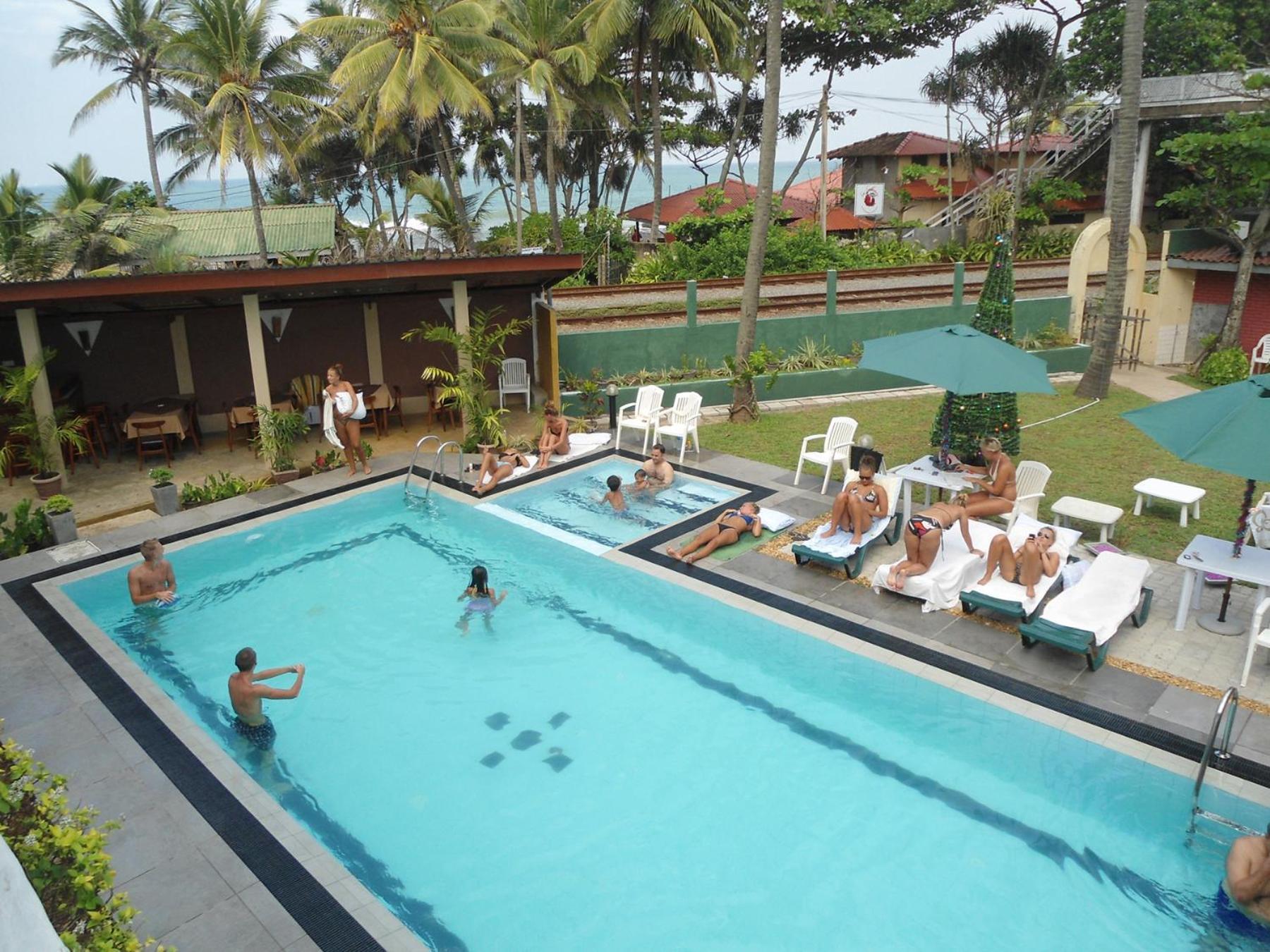 Ranveli Beach Hotel Dehiwala-Mount Lavinia Bagian luar foto