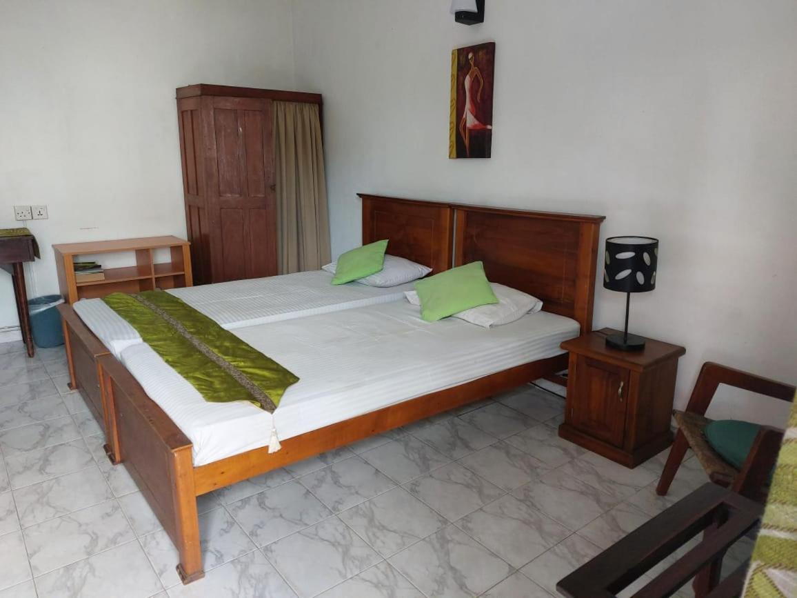 Ranveli Beach Hotel Dehiwala-Mount Lavinia Bagian luar foto